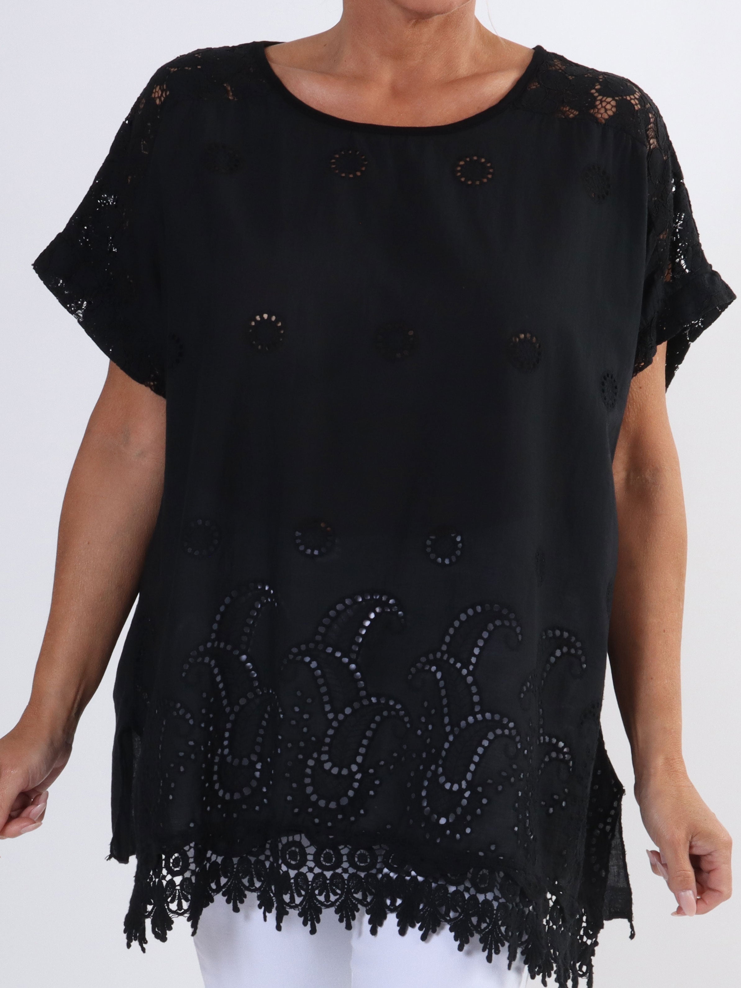 Inna - Söt topp i stora storlekar med spets och broderi anglaise